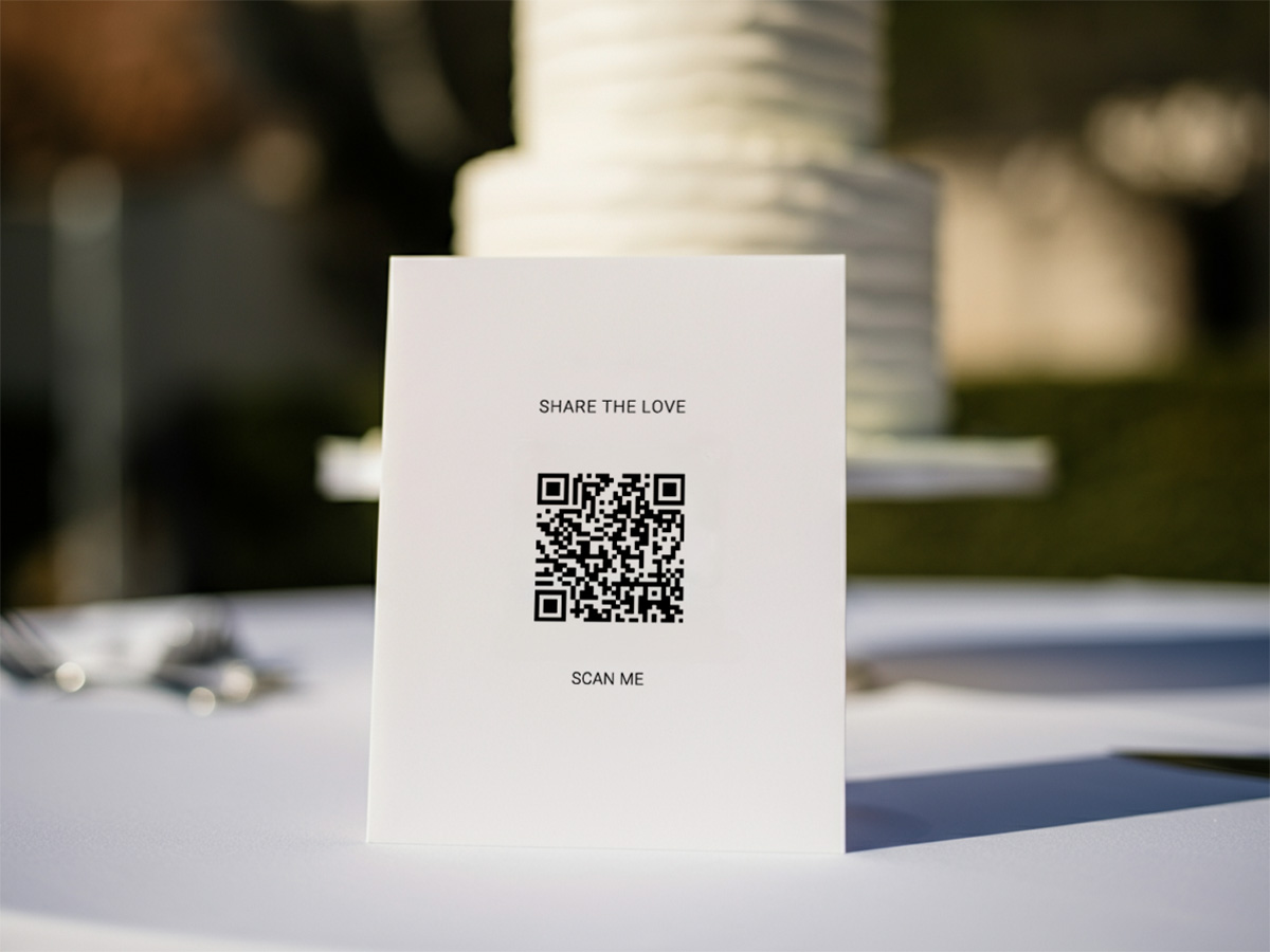 A QR Code card beside a wedding cake